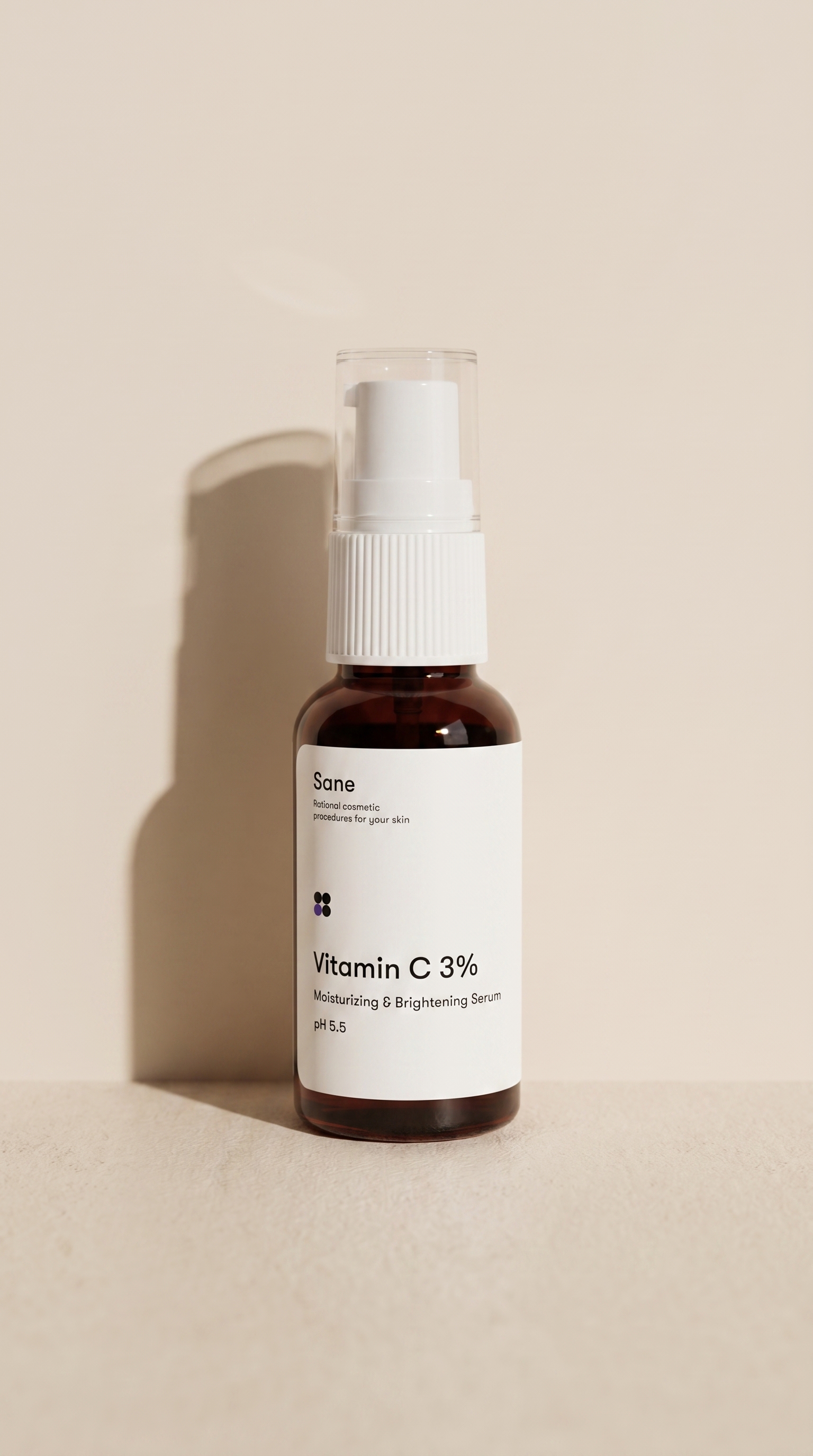Sane Cosmetics - Vitamin C serum na beżowym tle z cieniem