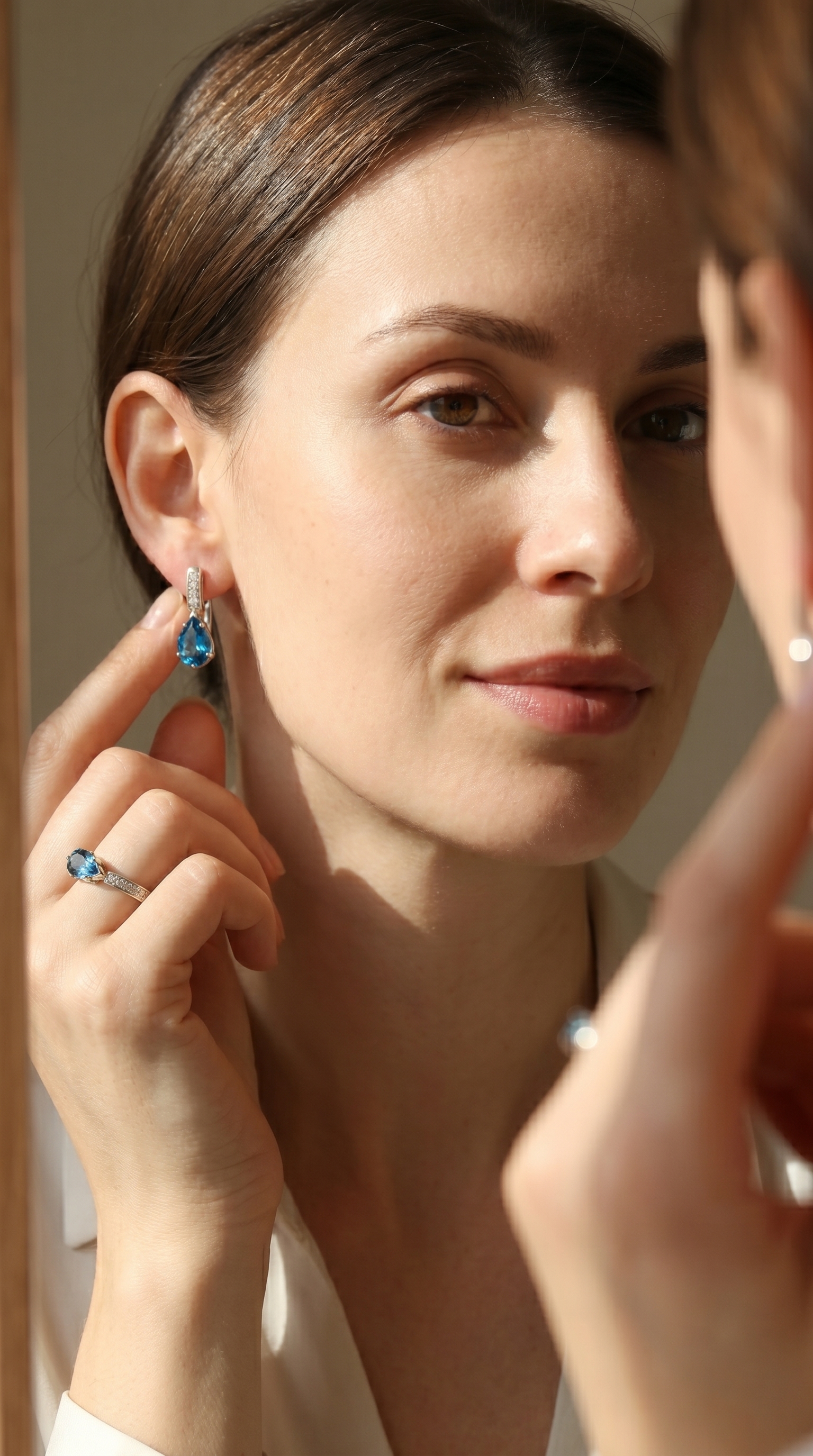 Premium Jewelry - kobieta z kolczykami przy lustrze